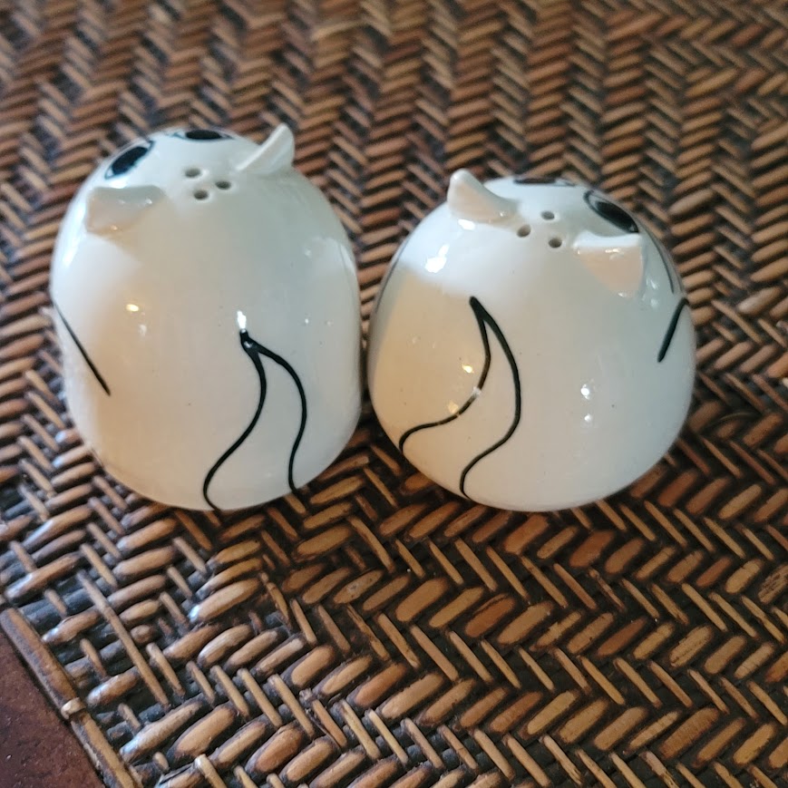 Karen Donleavy KD White Cat Cats Salt and Pepper Shakers Handpainted