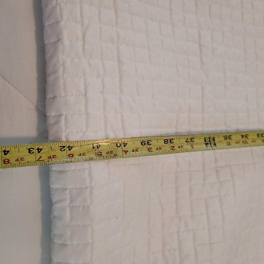 Vintage quilted blanket Coverlet Bedspread Queen/Full White Crosshatching round