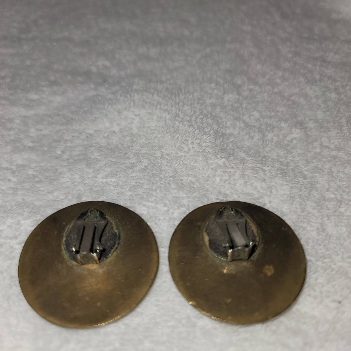 Vintage 1970s geometric clip on earrings Black Gold Abalone Crackle Round Metal