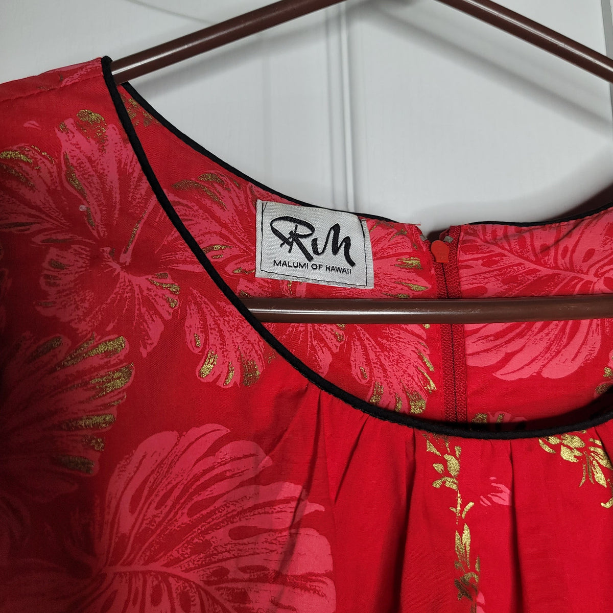 RM Red MALUMI Hawaiian ALOHA dress Medium Pocket Blue Trim Floral Knee Length