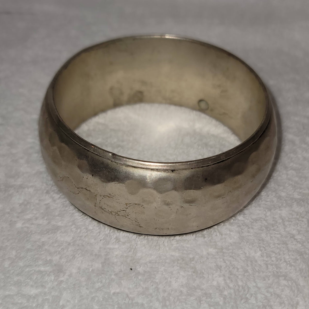 Vintage 1970s wide round hammered silvertone bracelet bangle