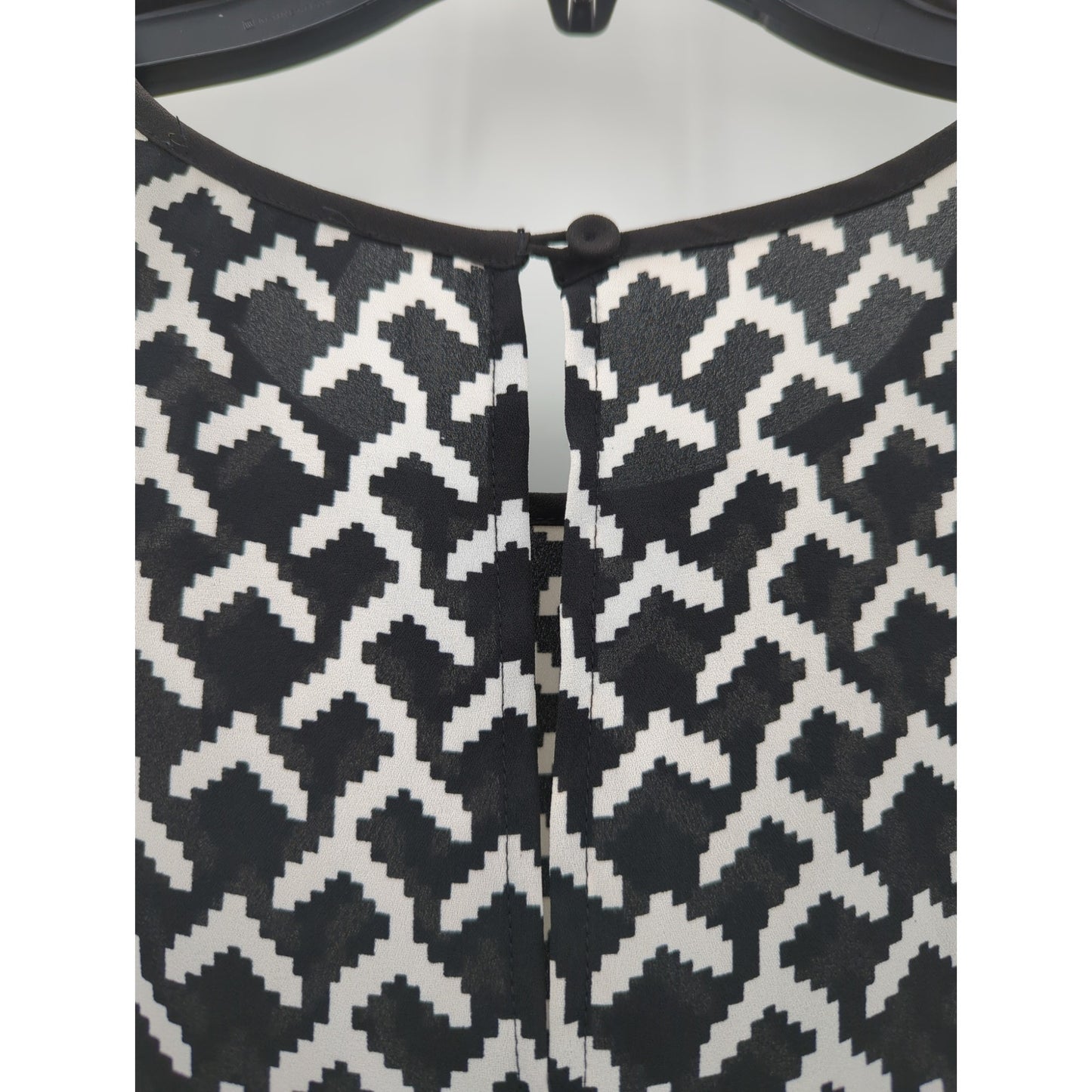 The Limited Black & White Geometric Split Back Tunic Tank Top Small