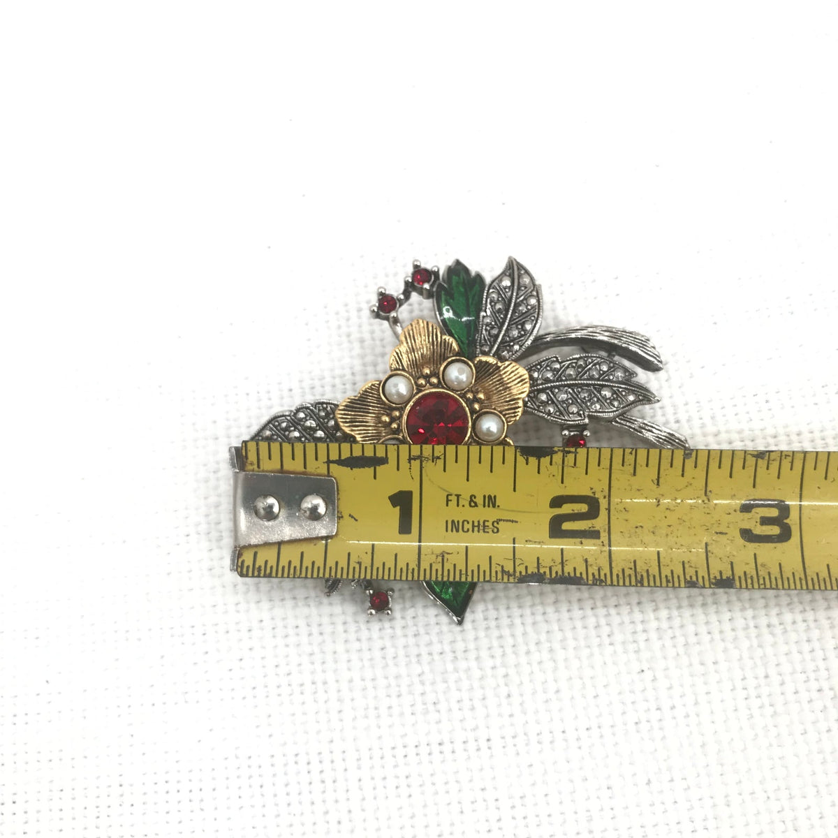 Gorgeous silver Avon Faux Pearl Rhinestone Enamel Floral Brooch Pin HOLIDAY