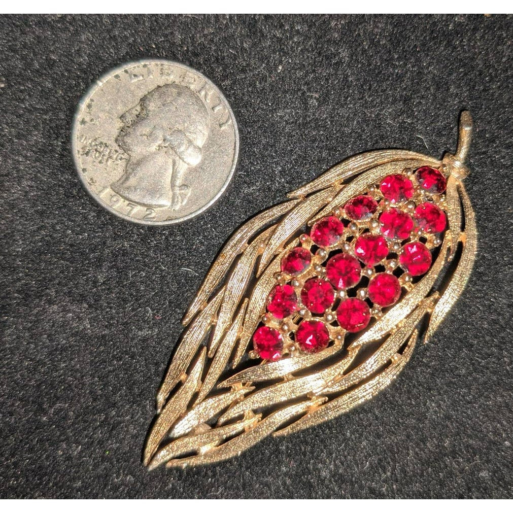 LISNER Vintage Gold Tone Floral Leaf Brooch Red Rhinestones Pin 60s