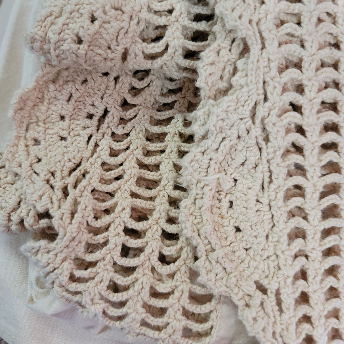 Queen Full Bedspread drop sides Crochet lace fringe Coverlet Vintage Cream Tan