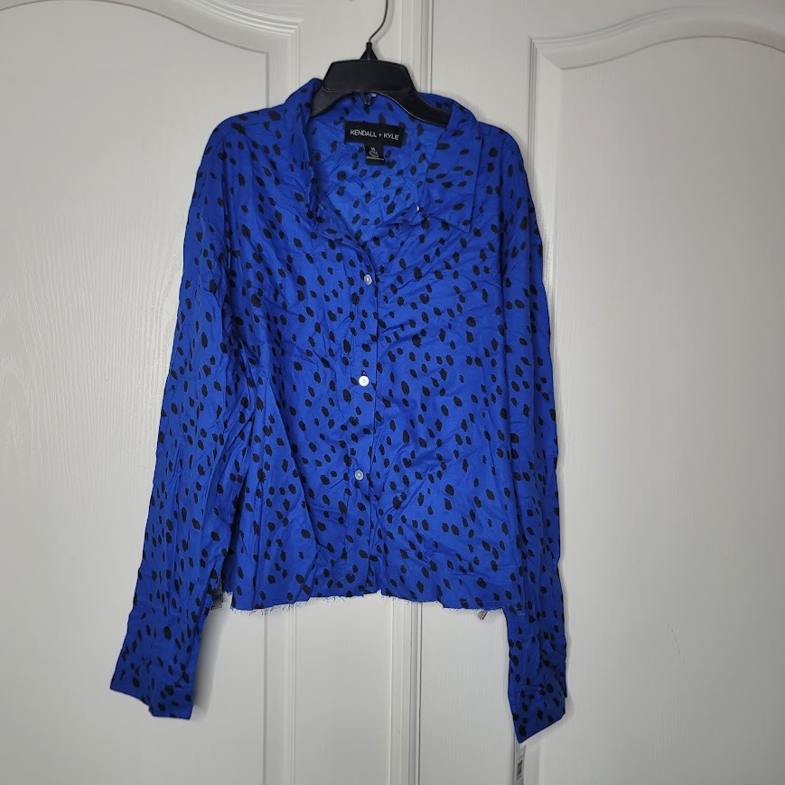New kENDALL Kylie Size XL Blue Black blouse Button Up Raw Hem