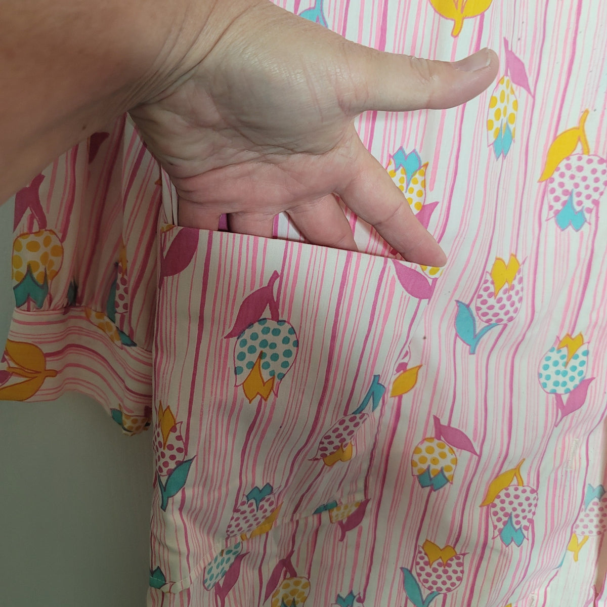 GAYMADE VINTAGE Pink Flowers funky Housecoat Dress Duster Pockets MED/LARGE