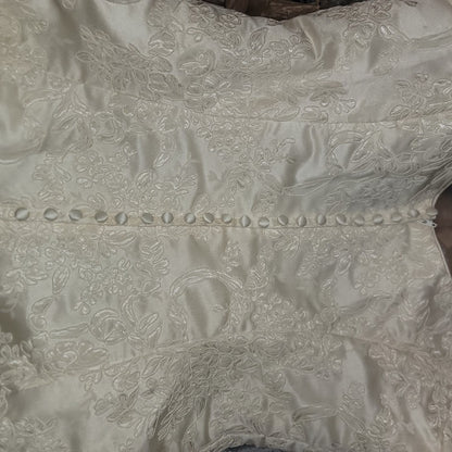 Oleg Cassini Vintage Cream Embroidery Applique Train Size 22 Wedding gown Dress