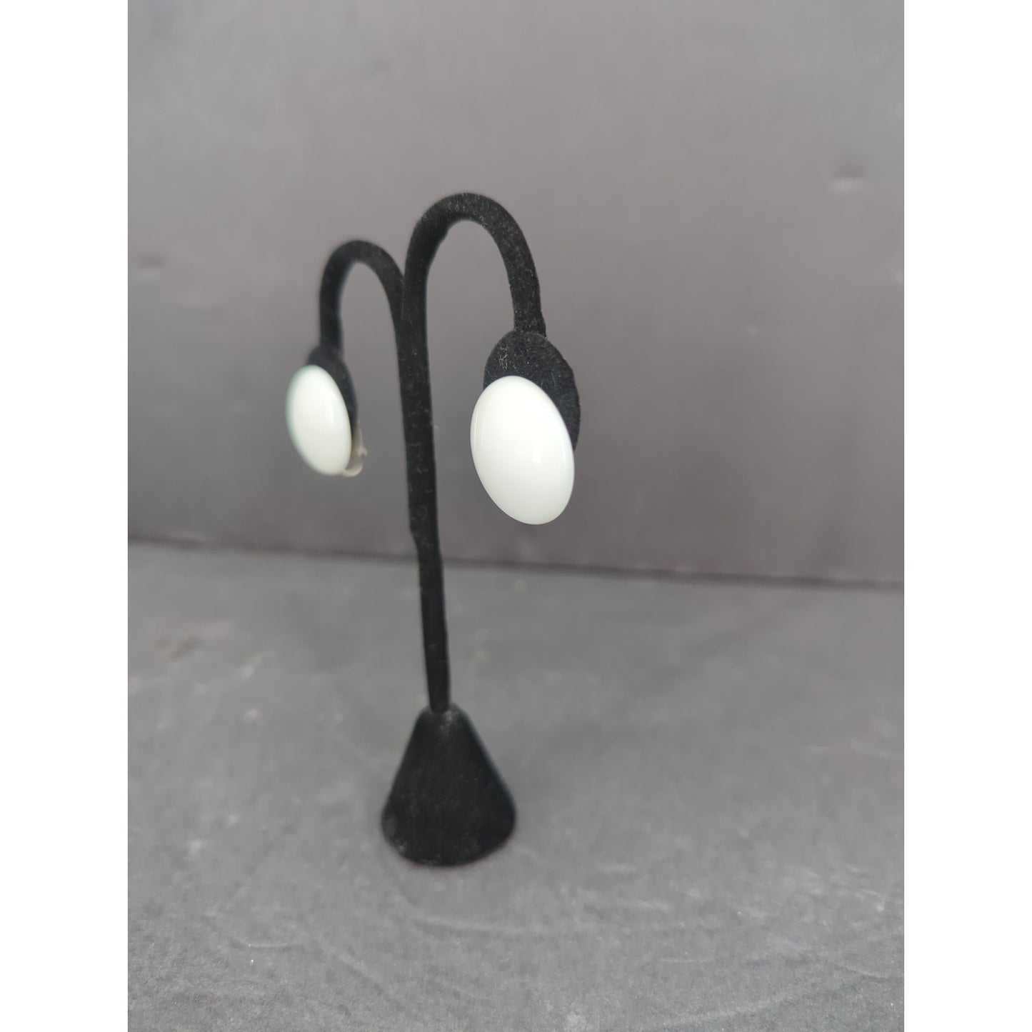 Vintage White Round Flat Disc Screw Back Earrings Retro Jewelry