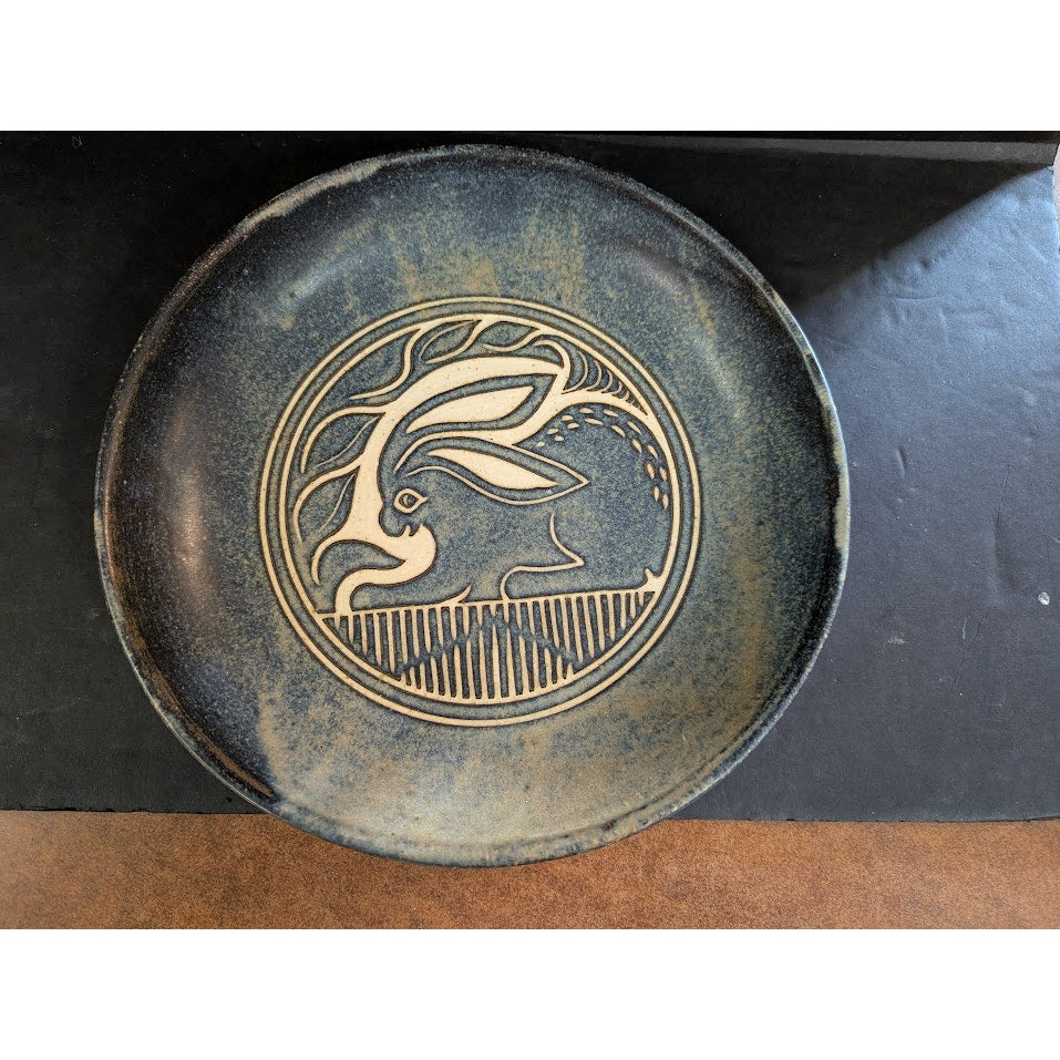 Vintage Art NORTH EAGLE pottery plate rabbit Hare Blue white 10"