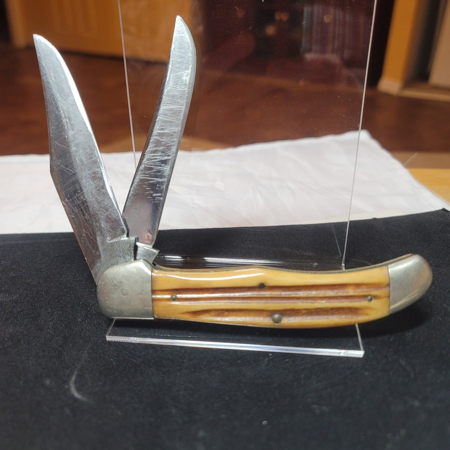 Vintage Folding Pocket Knife Queen #39 Two blade Hunter Winterbottom Jigged Bone