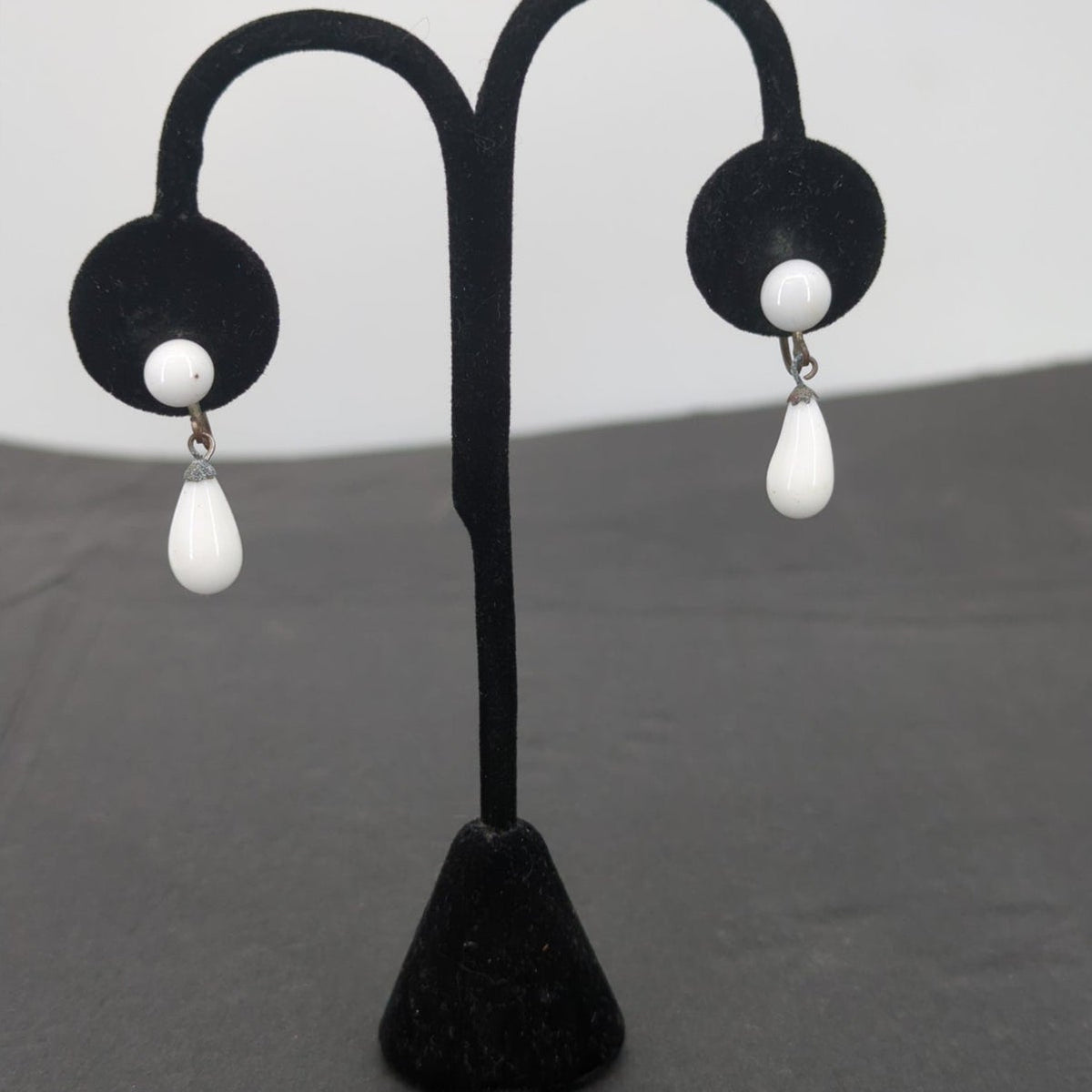 Vintage Mid Century White Milk Glass Teardrop Screw Back Earrings Wedding Classy