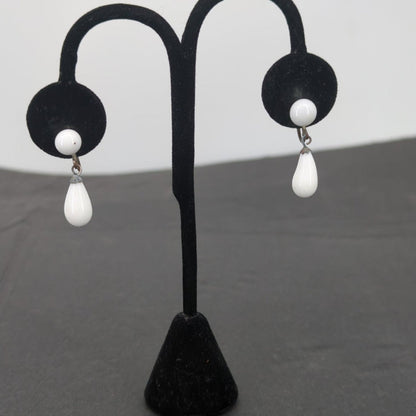 Vintage Mid Century White Milk Glass Teardrop Screw Back Earrings Wedding Classy