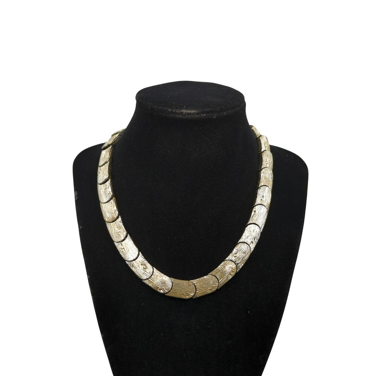 Vintage Fashion Necklace Lisner Brushed Gold-Tone Scalloped Link Collar