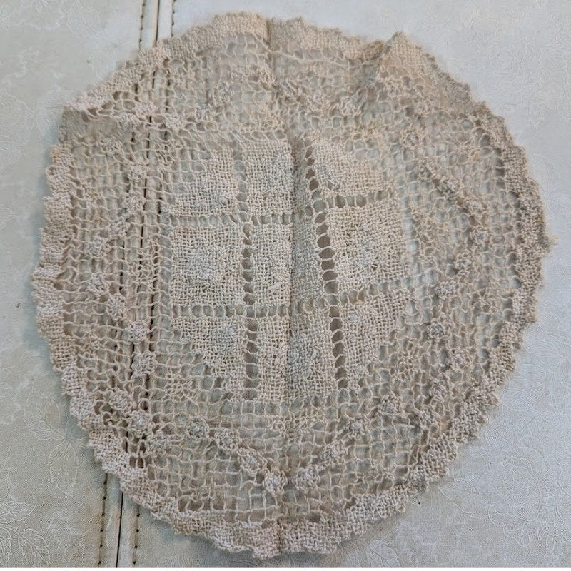 Antique FILET LACE NETTING flowers Neutral Round Doily 9" round Cottage 40's
