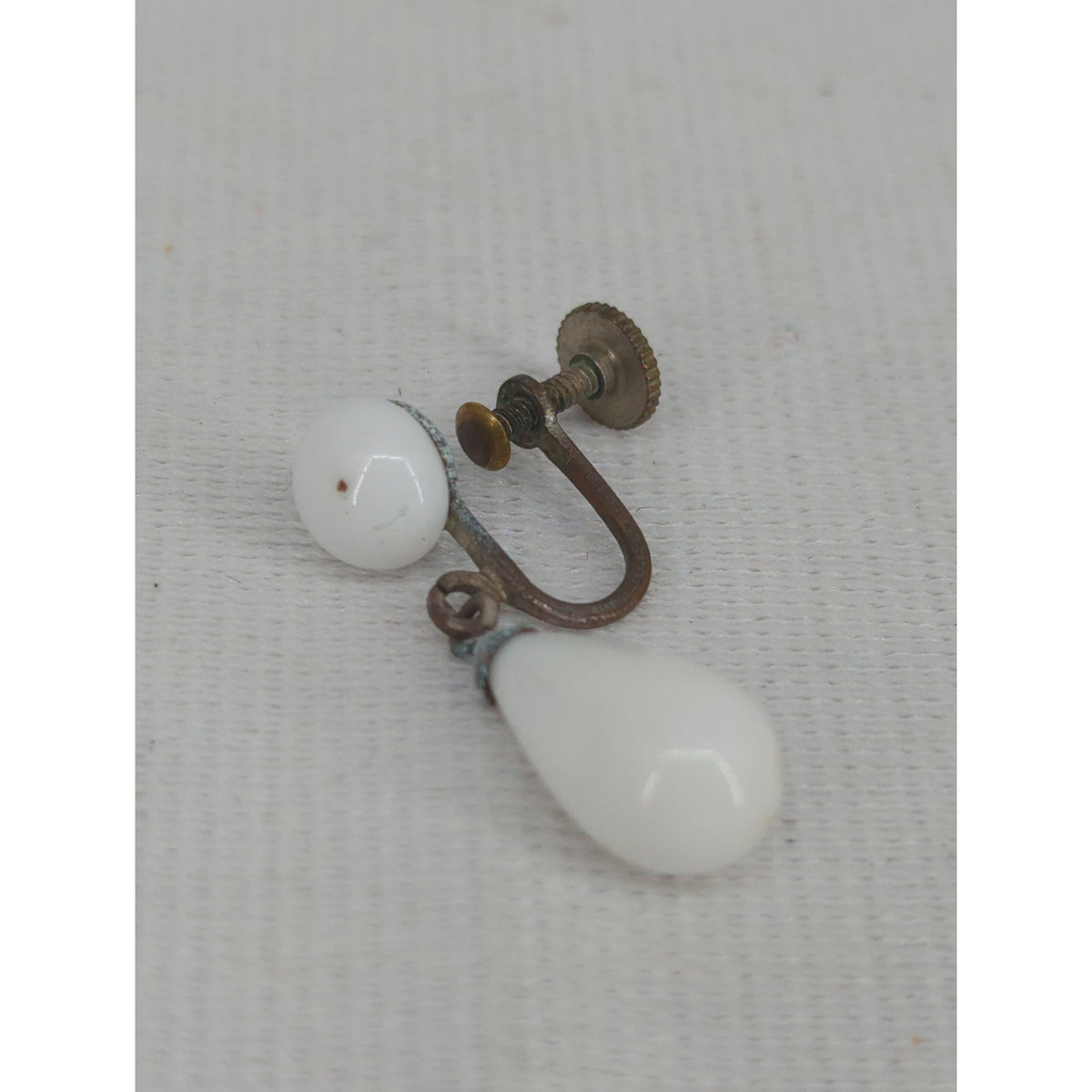 Vintage Mid Century White Milk Glass Teardrop Screw Back Earrings Wedding Classy