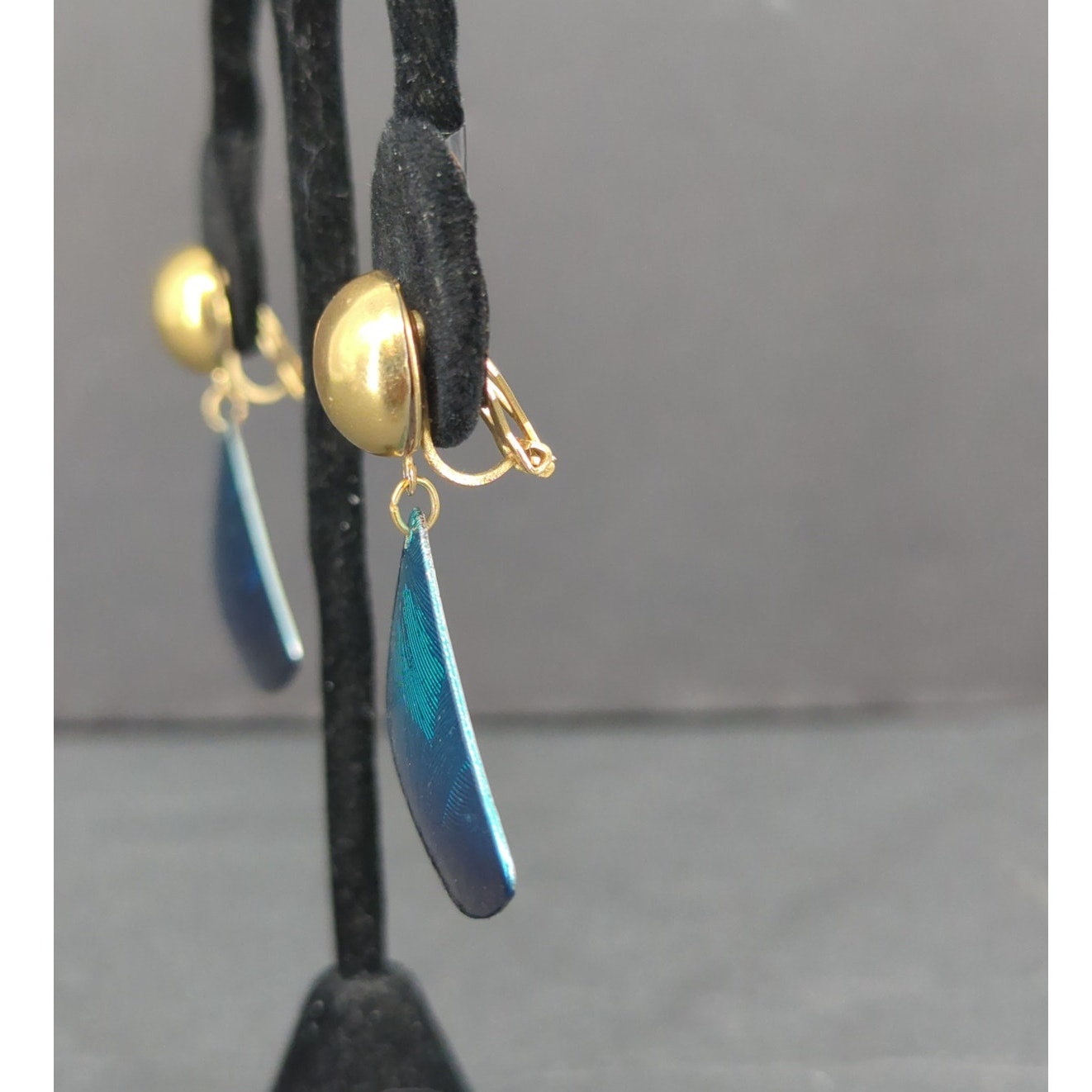Vintage Vibrant Blue Textured Fan Triangle 1980sShield Clip On Dangle Earrings