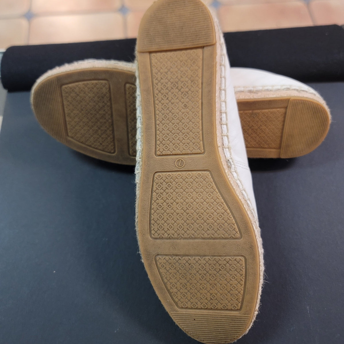 Tory Burch Size 7 black cream leather espadrilles Style 74075 Winton Flats CLASS
