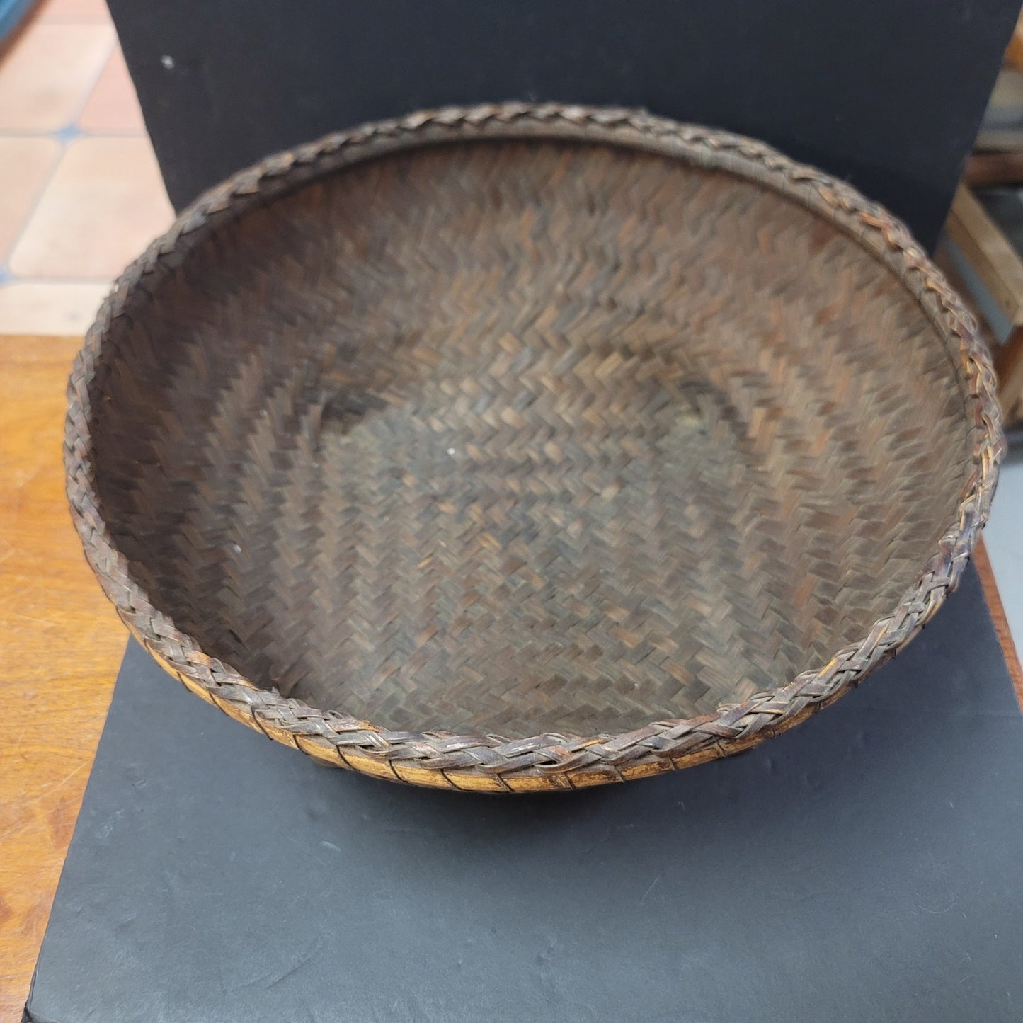 VINTAGE Large 1960s Labba Grain Basket from Philippines - 17" Diam. X 7" H nice!