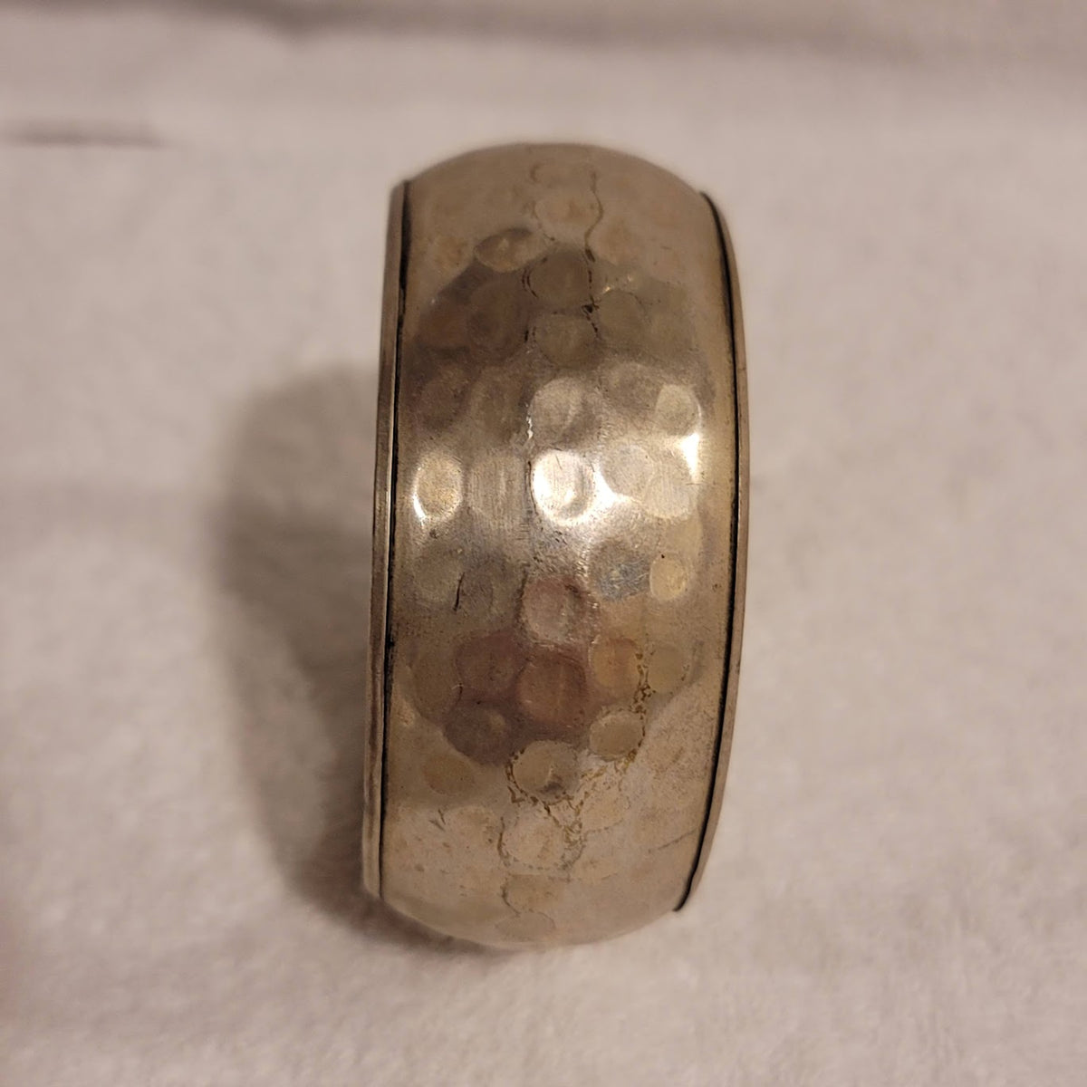 Vintage 1970s wide round hammered silvertone bracelet  bangle