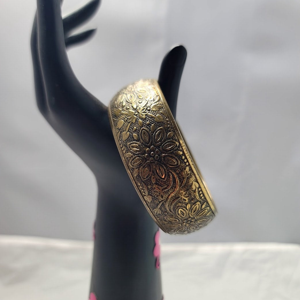 Artisan Brass medallion bangle bracelet chunky 80s METAL floral ENGRAVED
