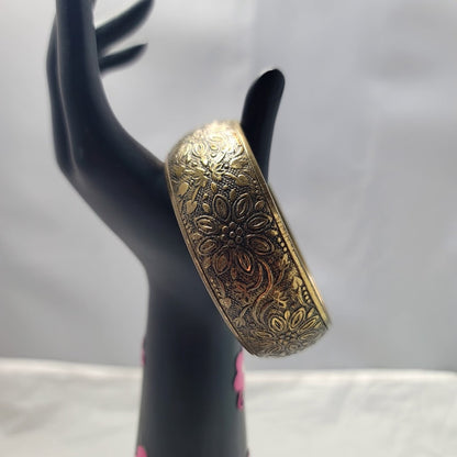 Artisan Brass medallion bangle bracelet chunky 80s METAL floral ENGRAVED