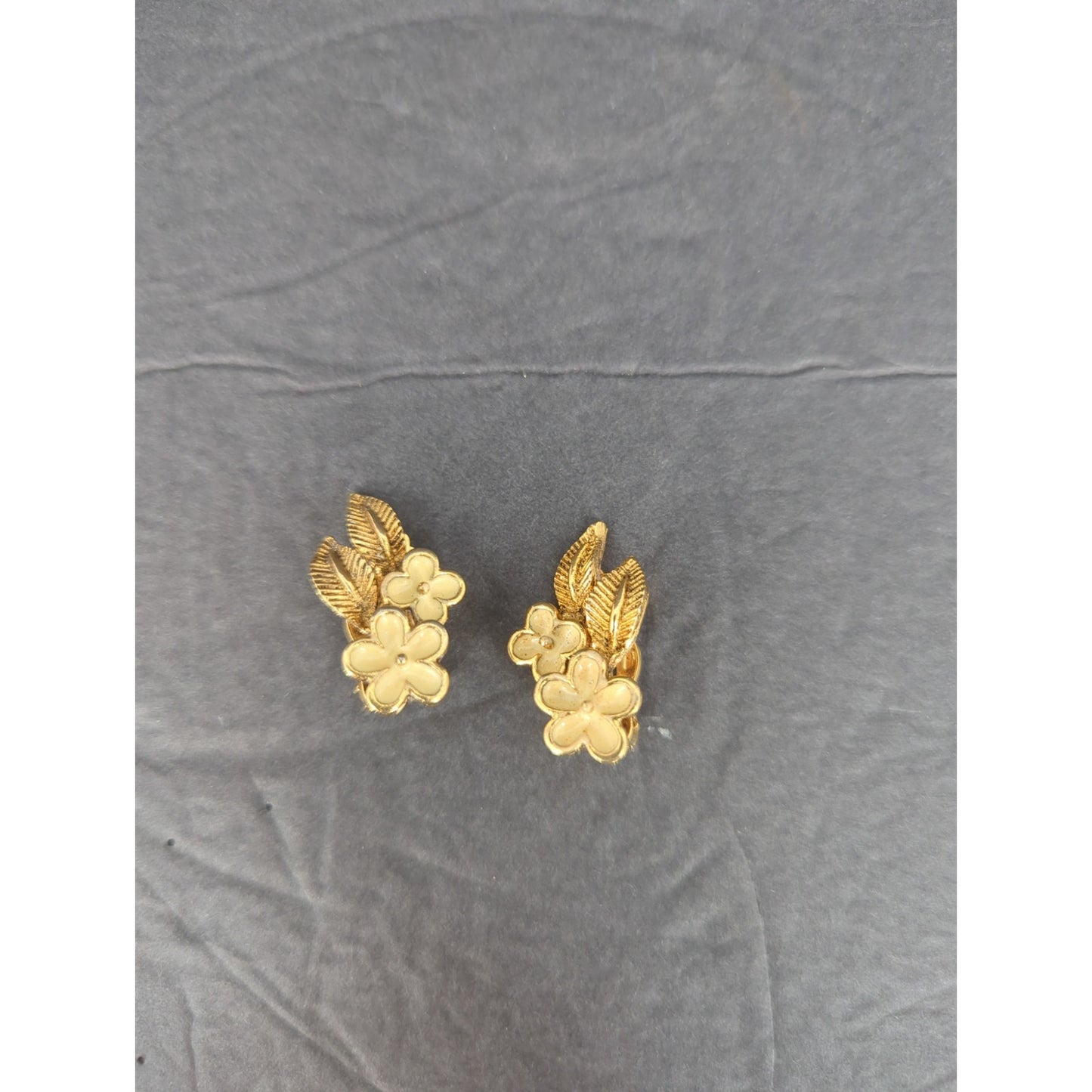 Vintage 1960s Mid Century Gold Tone Cream Enamel Dogwood Flower Clip On Earrings