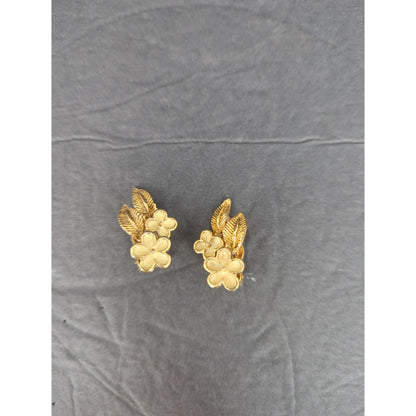 Vintage 1960s Mid Century Gold Tone Cream Enamel Dogwood Flower Clip On Earrings
