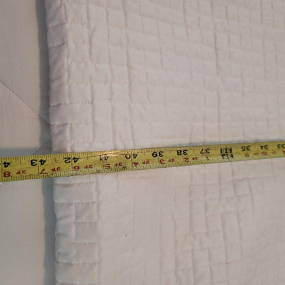 Vintage quilted blanket Coverlet Bedspread Queen/Full White Crosshatching round