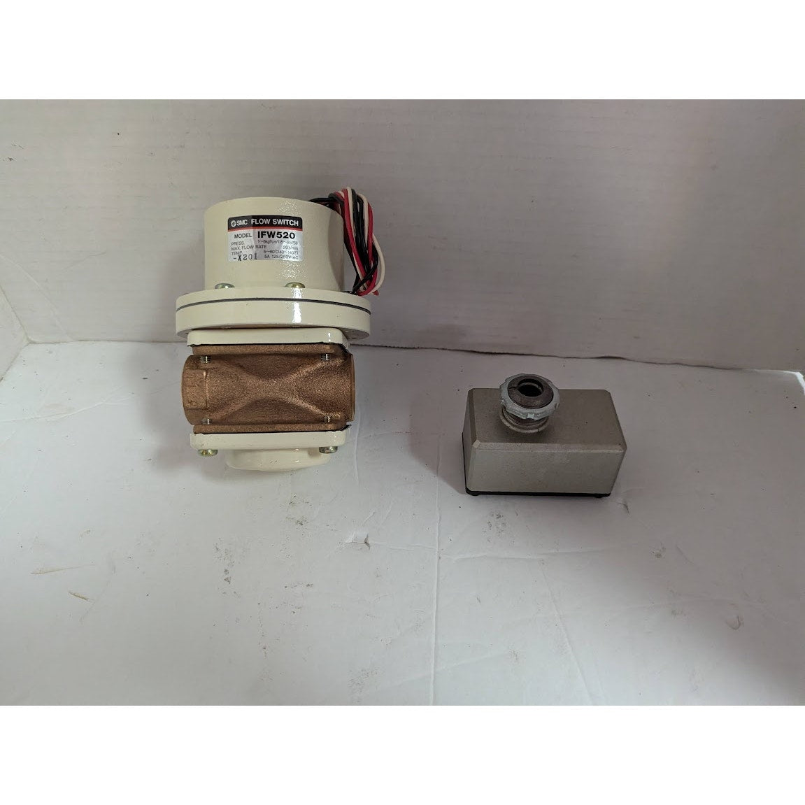 SMC IFW520 Flow Switch NEW max flow rate 20/min Temp 40-140F 5A 125/250V AC