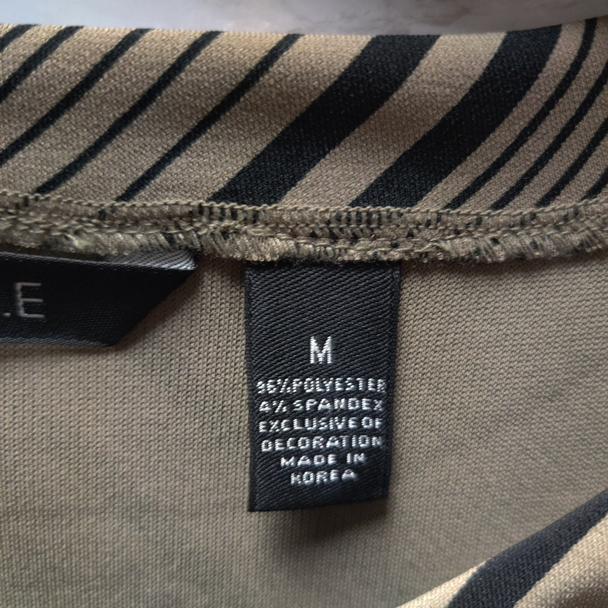 QUE Diagonal Stripe Sleeveless Top Womens Medium Tan Black Keyhole Bow Blouse