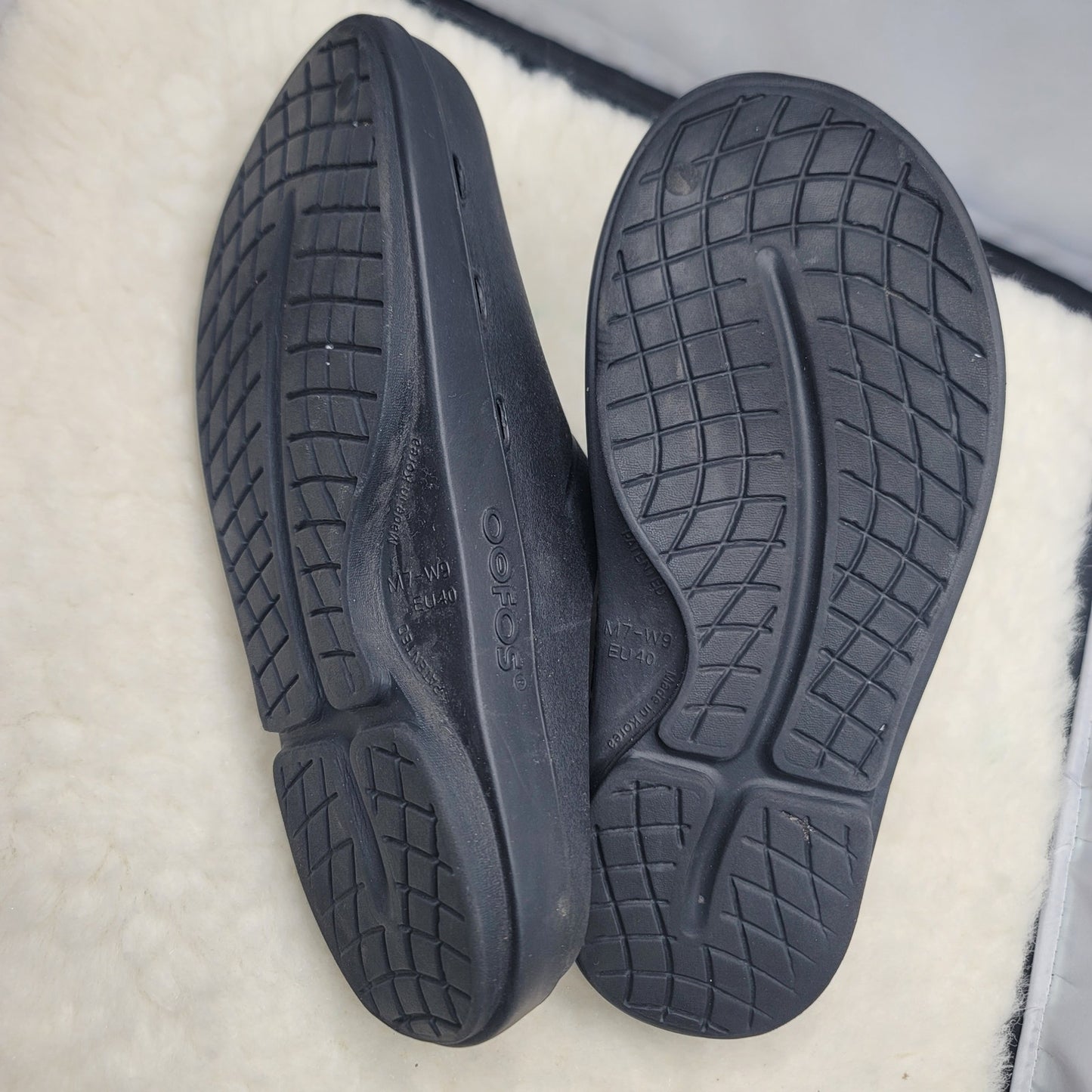 OOFOS OOccloog Recovery Clogs Black Men's 7 / Women's 9 Slip On Mule Slip on