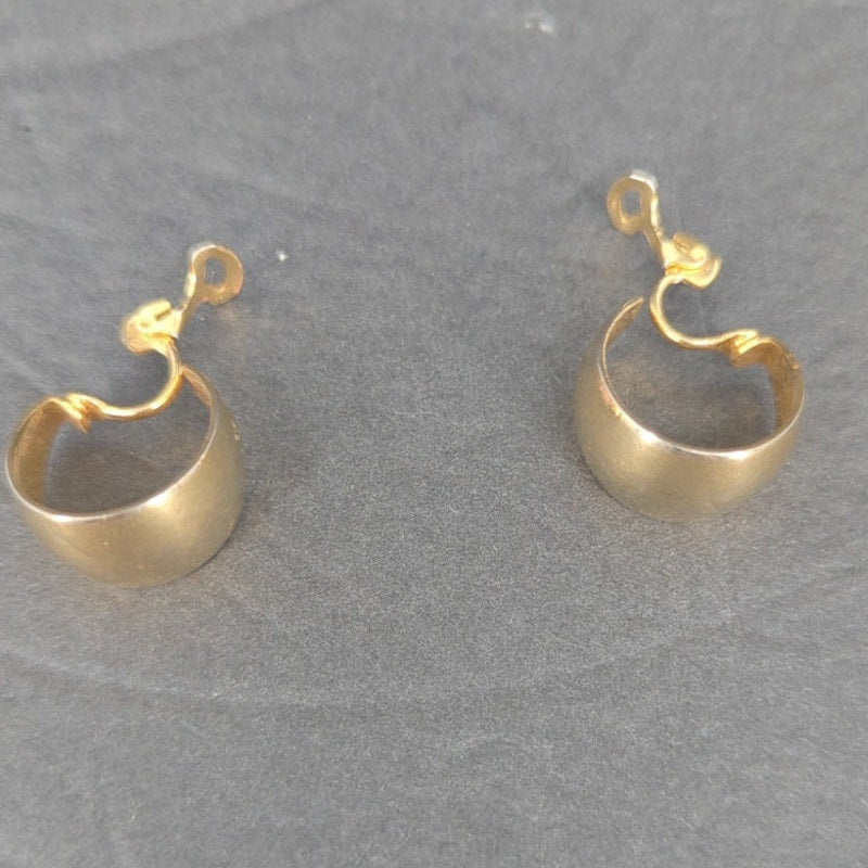 Vintage Gold Tone High Polish Curved Swirl Hoop Clip On Earrings Retro Modern