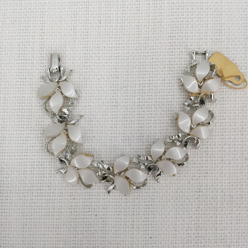 Vintage Fashion Silvertone and white Lucite flowers bracelet 7" 1960s style