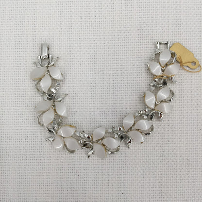 Vintage Fashion Silvertone and white Lucite flowers bracelet 7" 1960s style