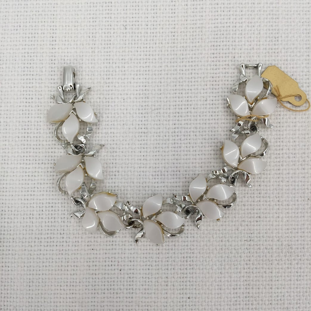 Vintage Fashion Silvertone and white Lucite flowers bracelet 7" 1960s style