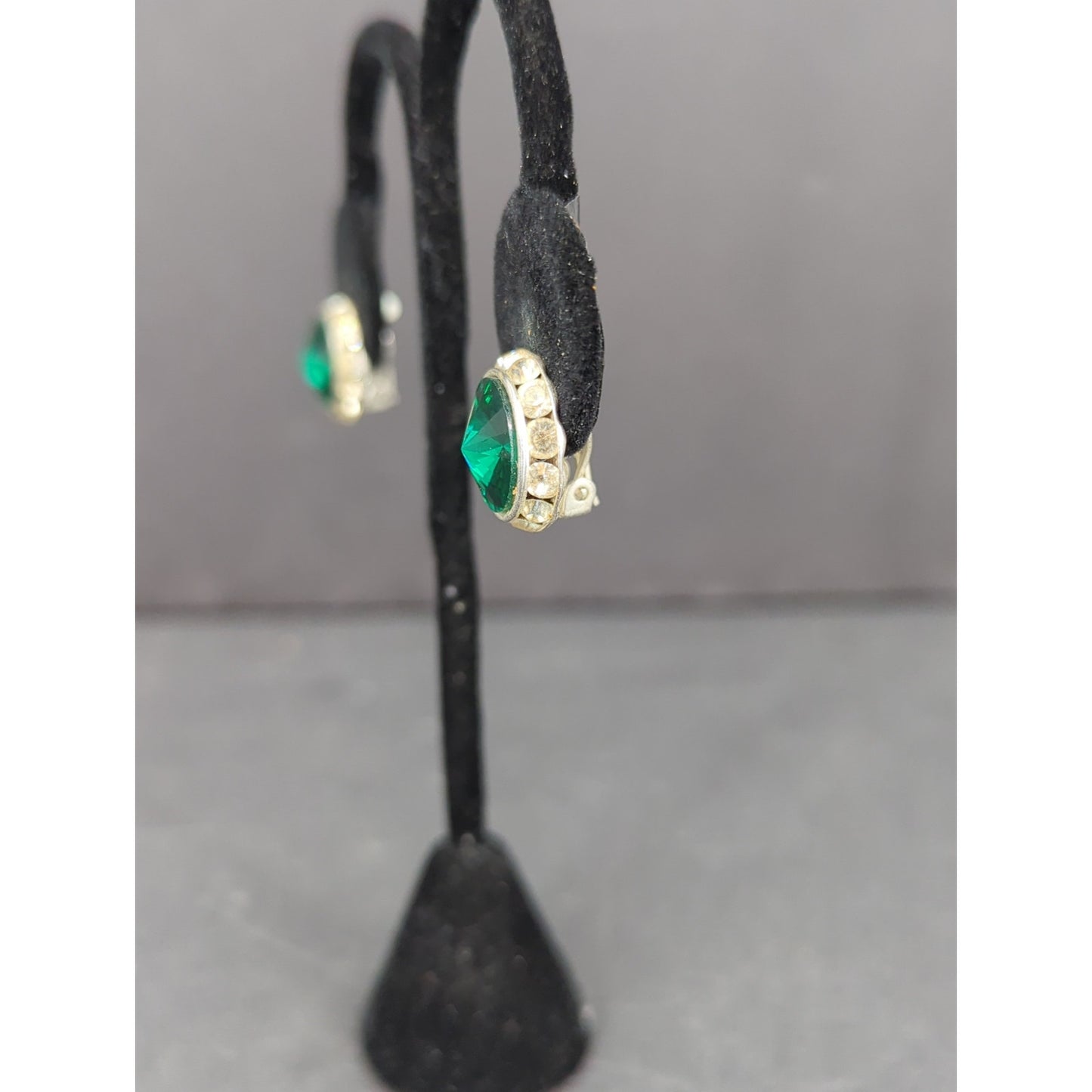 Vintage Emerald Green Rhinestone Gold Tone Round Clip On Earrings