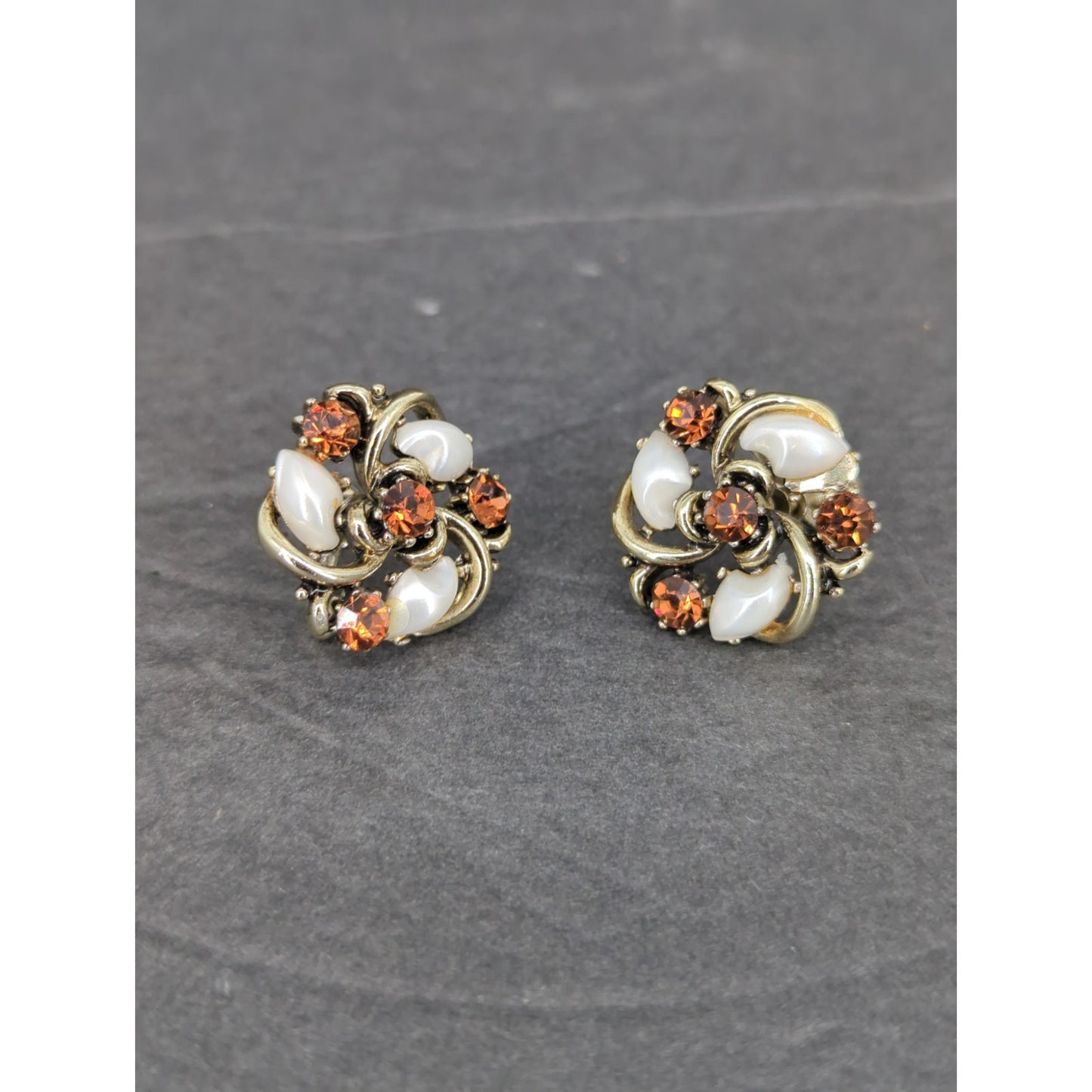Vintage 1960s Mid Century Lisner Faux Pearl Floral Wreath Clip On Earrings