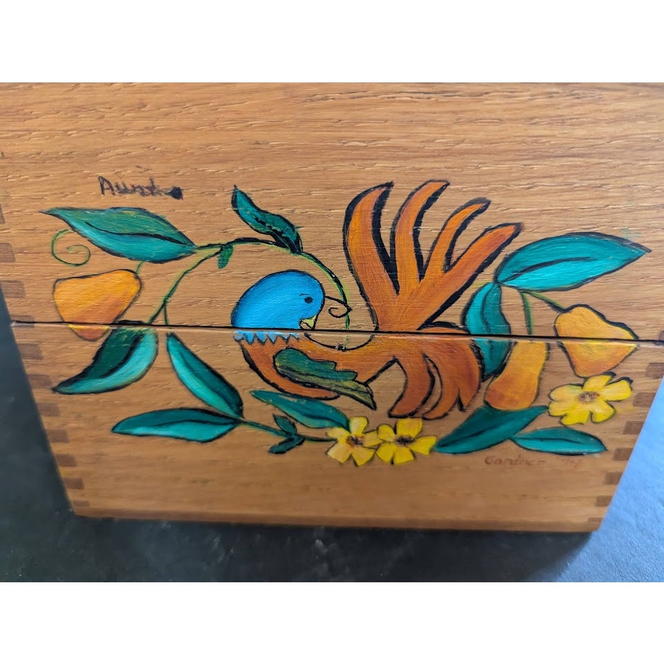 Vintage wood recipe box 7" x 4.5" x 5.5" dove tail construction Birds Folk Art