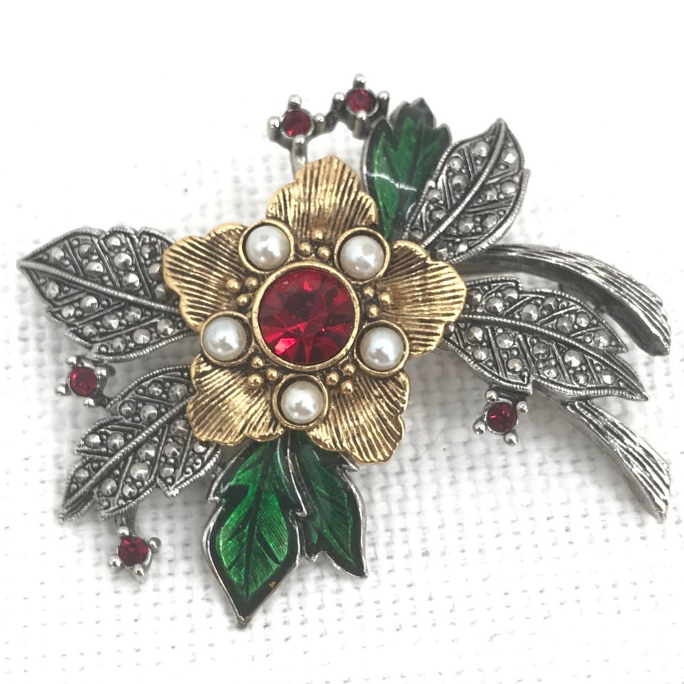 Gorgeous silver Avon Faux Pearl Rhinestone Enamel Floral Brooch Pin HOLIDAY
