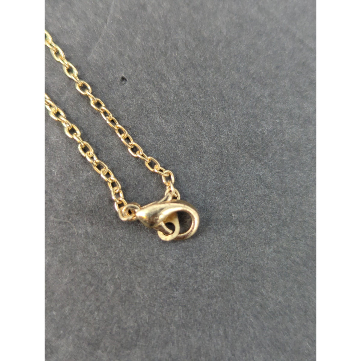 Vintage Gold Tone Openwork Tear Drop Pendant Necklace Delicate Chain Accent