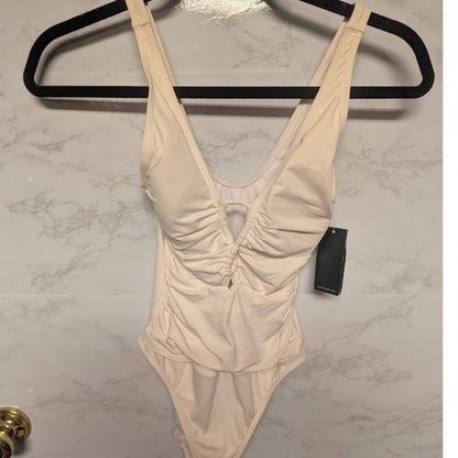 NEW Lauren Ralph Lauren White One Piece Swimsuit Size 4 ruched flattering front