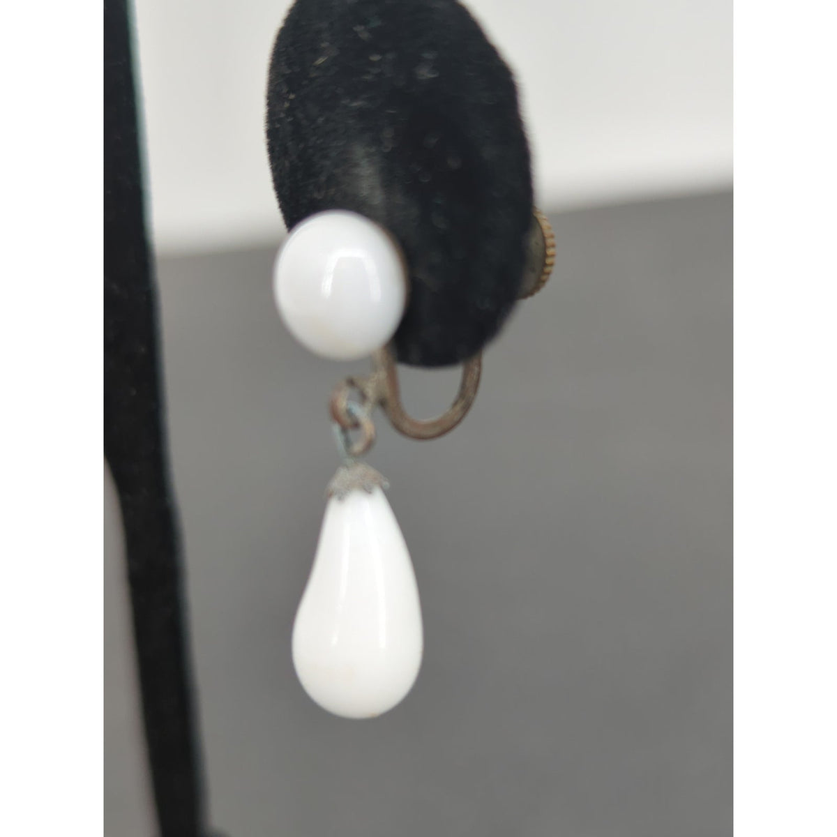 Vintage Mid Century White Milk Glass Teardrop Screw Back Earrings Wedding Classy