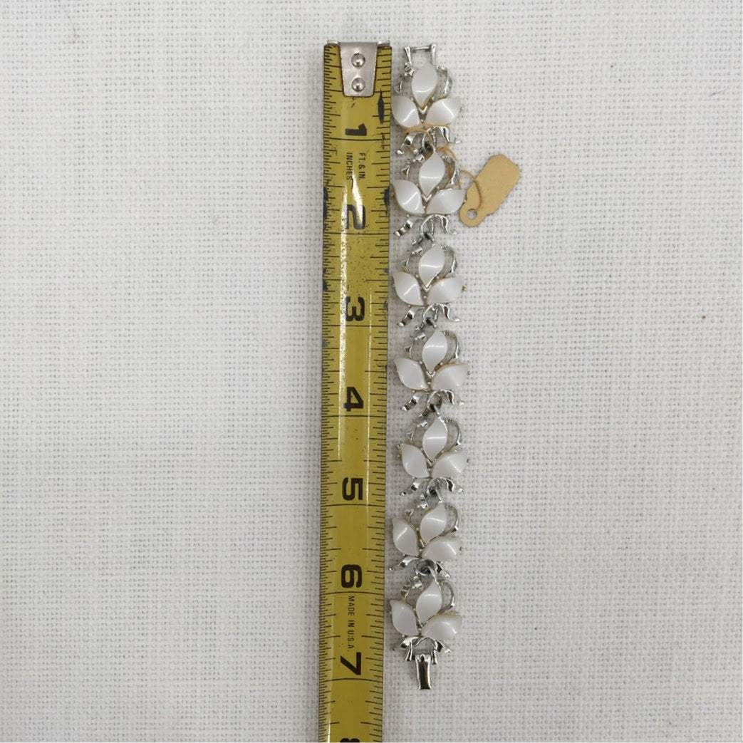 Vintage Fashion Silvertone and white Lucite flowers bracelet 7" 1960s style