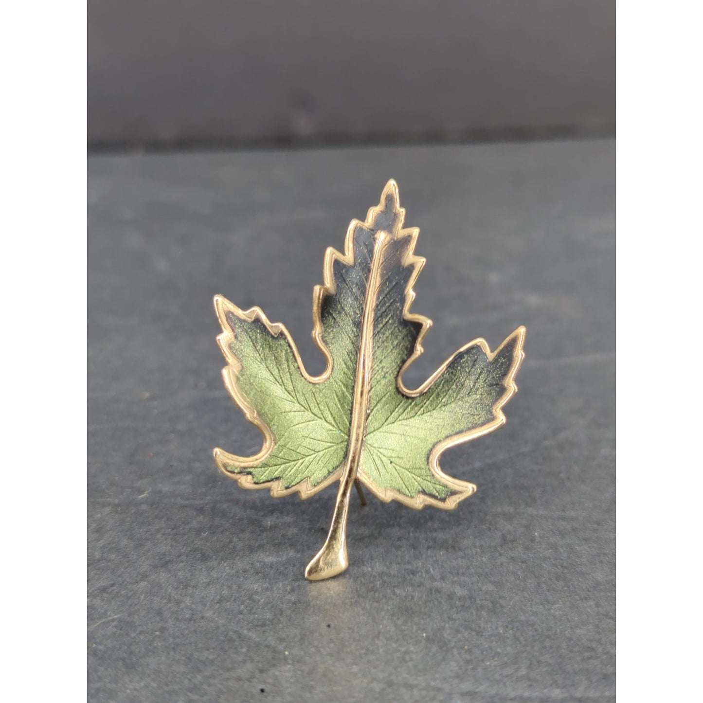 Vintage Green Enamel Maple Leaf Brooch Pin Gold Tone Textured Edge Retro