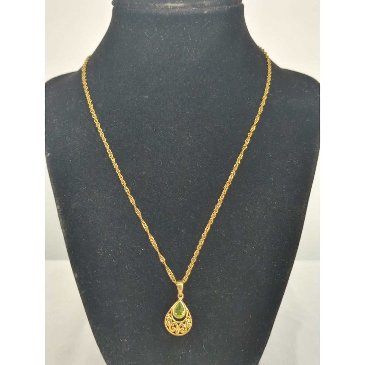 Vintage Gold Tone Ornate Filigree Tear Drop Pendant Necklace Green Stone