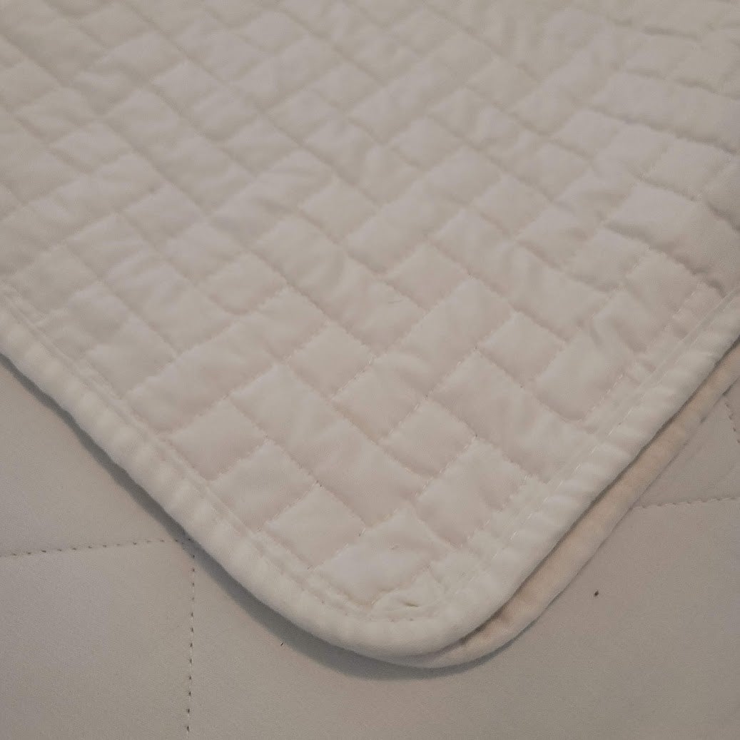 Vintage quilted blanket Coverlet Bedspread Queen/Full White Crosshatching round