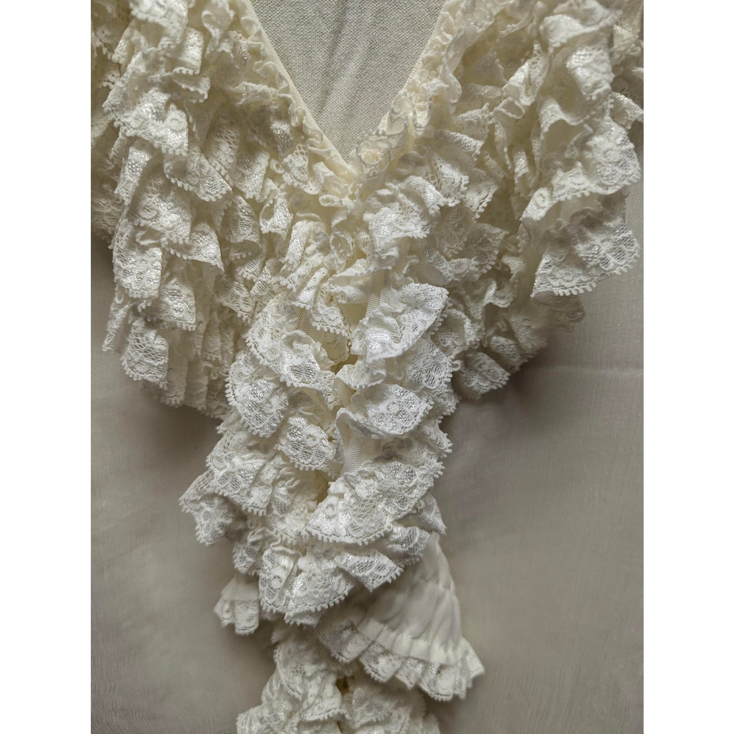 Dolce Cabo Cream Cream Ruffle V-Neck Sleeveless Knit Top Blouse Size Medium