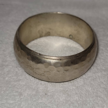 Vintage 1970s wide round hammered silvertone bracelet  bangle