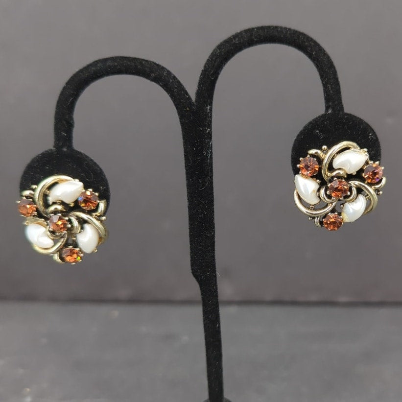 Vintage 1960s Mid Century Lisner Faux Pearl Floral Wreath Clip On Earrings